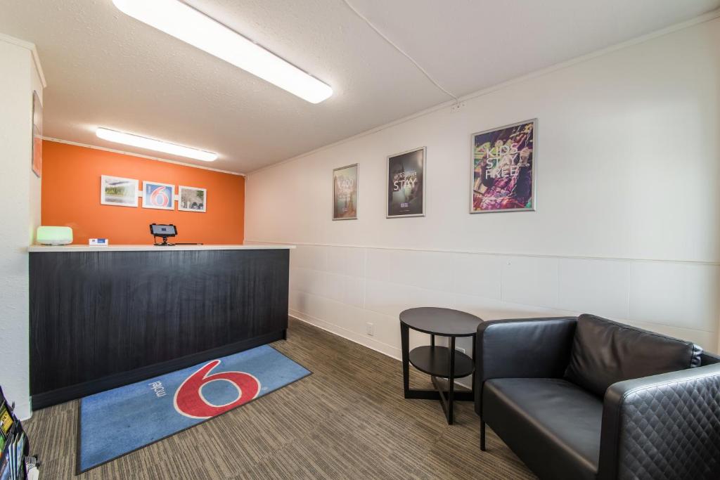 Posezení v ubytování Motel 6-Cranbrook, BC