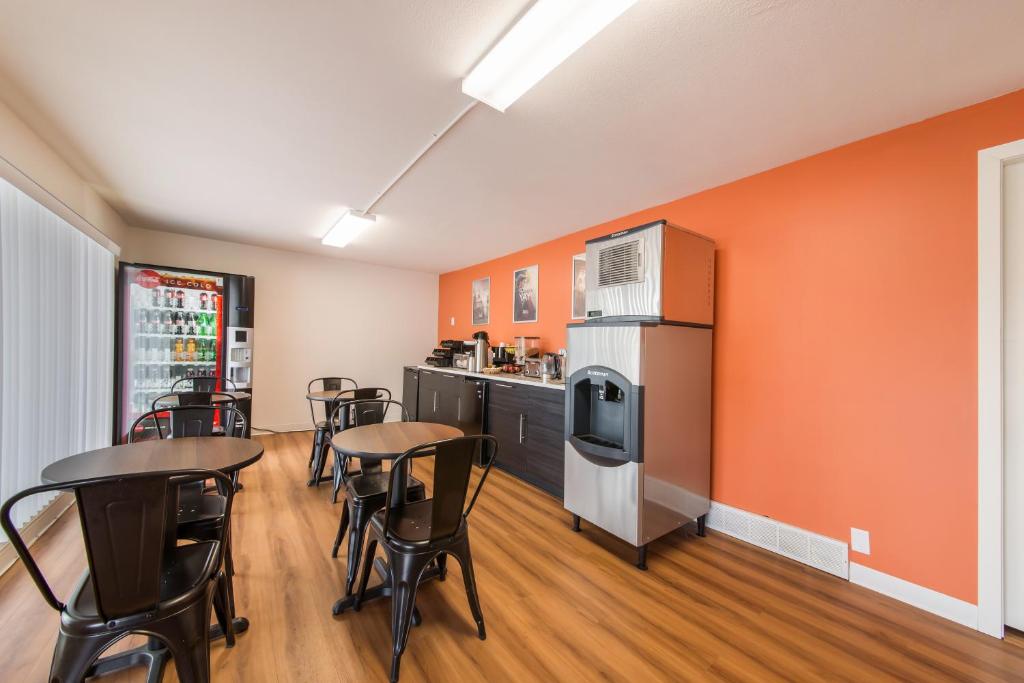 Kuchyň nebo kuchyňský kout v ubytování Motel 6-Cranbrook, BC