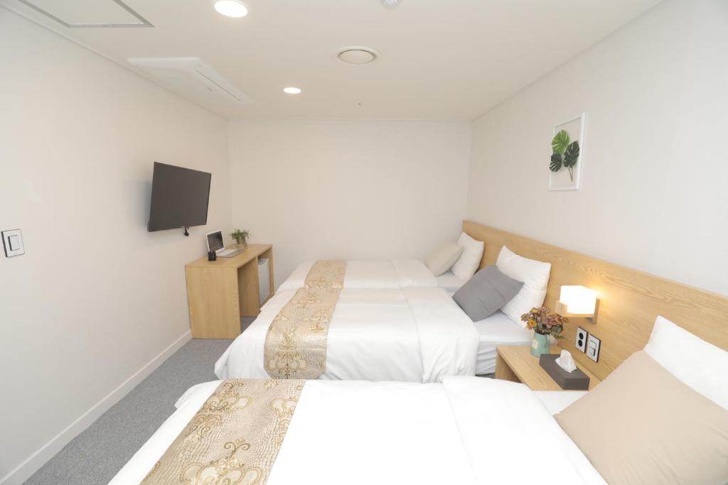 Rúm í herbergi á Line Hotel Myeongdong