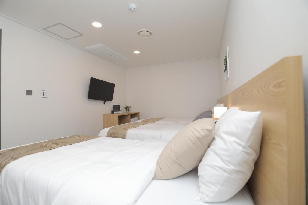 Rúm í herbergi á Line Hotel Myeongdong