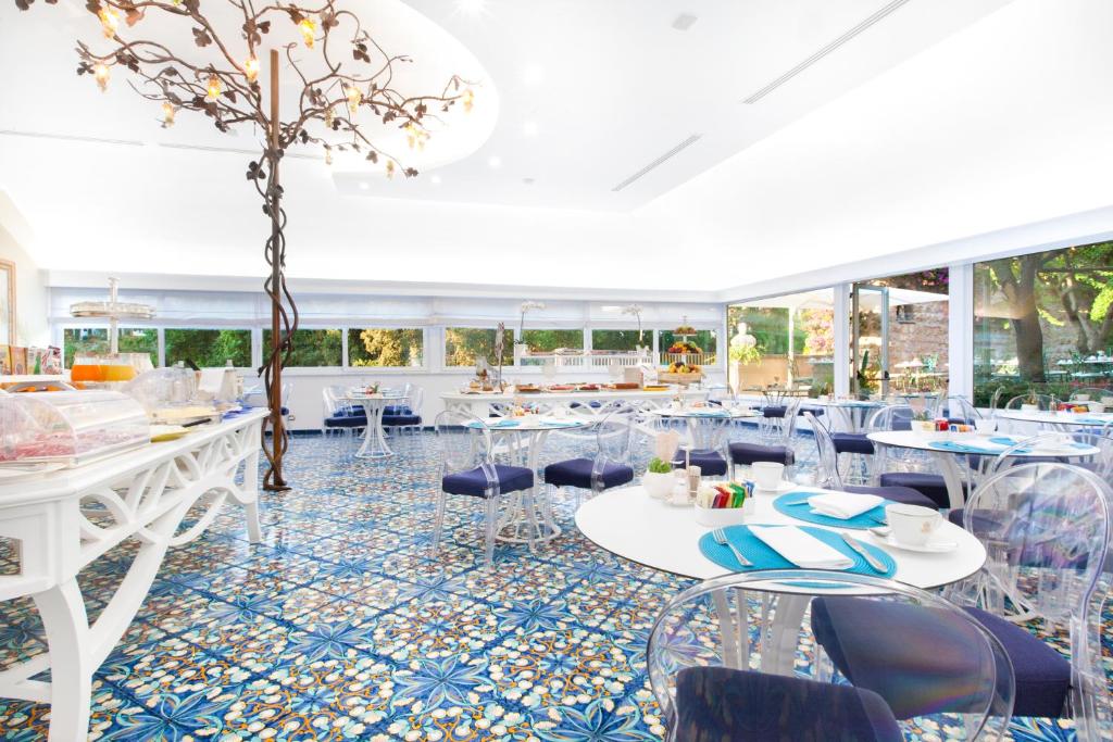 A restaurant or other place to eat at Hotel Antiche Mura