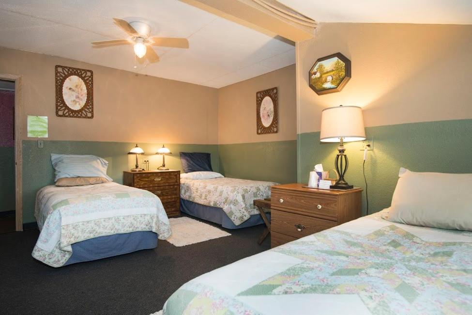 Кровать или кровати в номере FireWeed RoadHouse