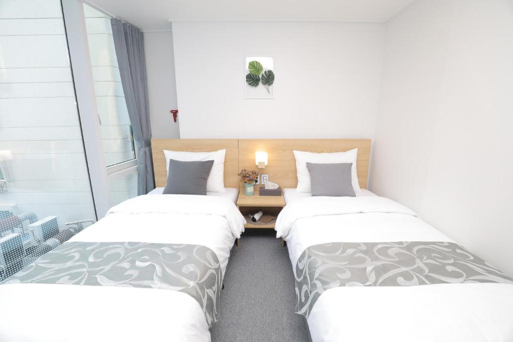 Rúm í herbergi á Line Hotel Myeongdong