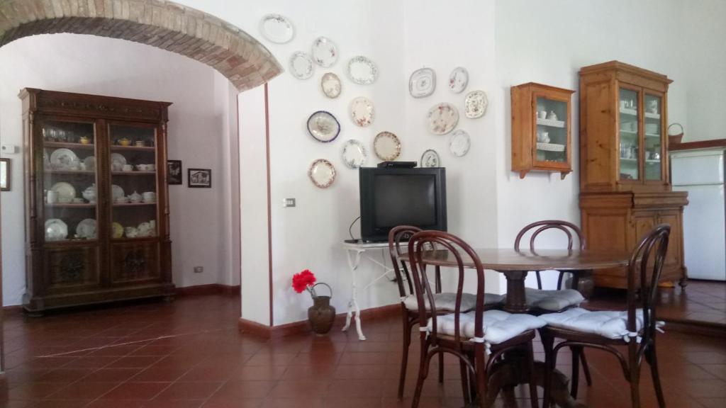 Televízia a/alebo spoločenská miestnosť v ubytovaní Casa Bartolacci Charme in Bivigliano (Near Mugello and Florence)