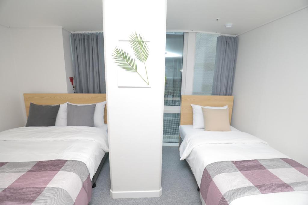 Rúm í herbergi á Line Hotel Myeongdong