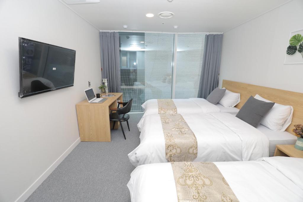 Rúm í herbergi á Line Hotel Myeongdong