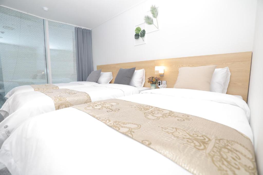 Rúm í herbergi á Line Hotel Myeongdong