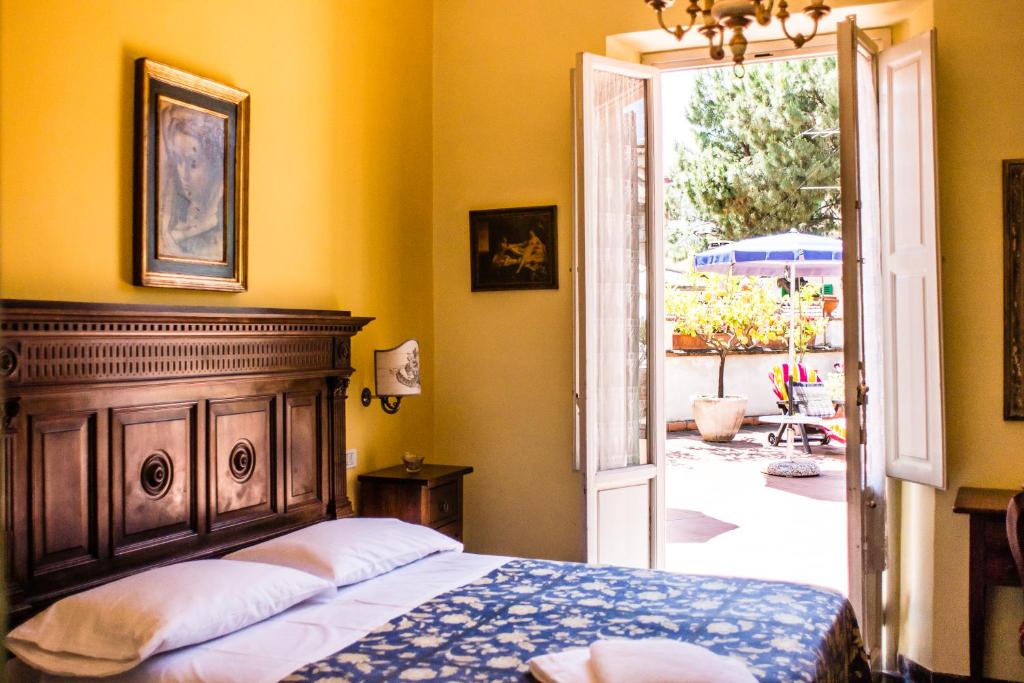 sypialnia z łóżkiem i drzwiami prowadzącymi na patio w obiekcie Hotel Il Bargellino we Florencji
