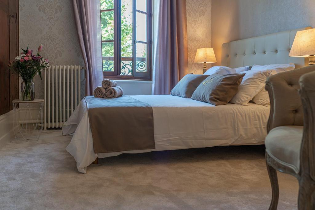 Postel nebo postele na pokoji v ubytování Hôtel Au Coq Dort Spa