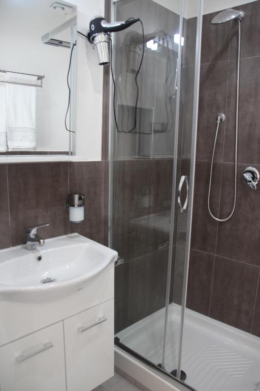 A bathroom at B&B Oplonti Resort