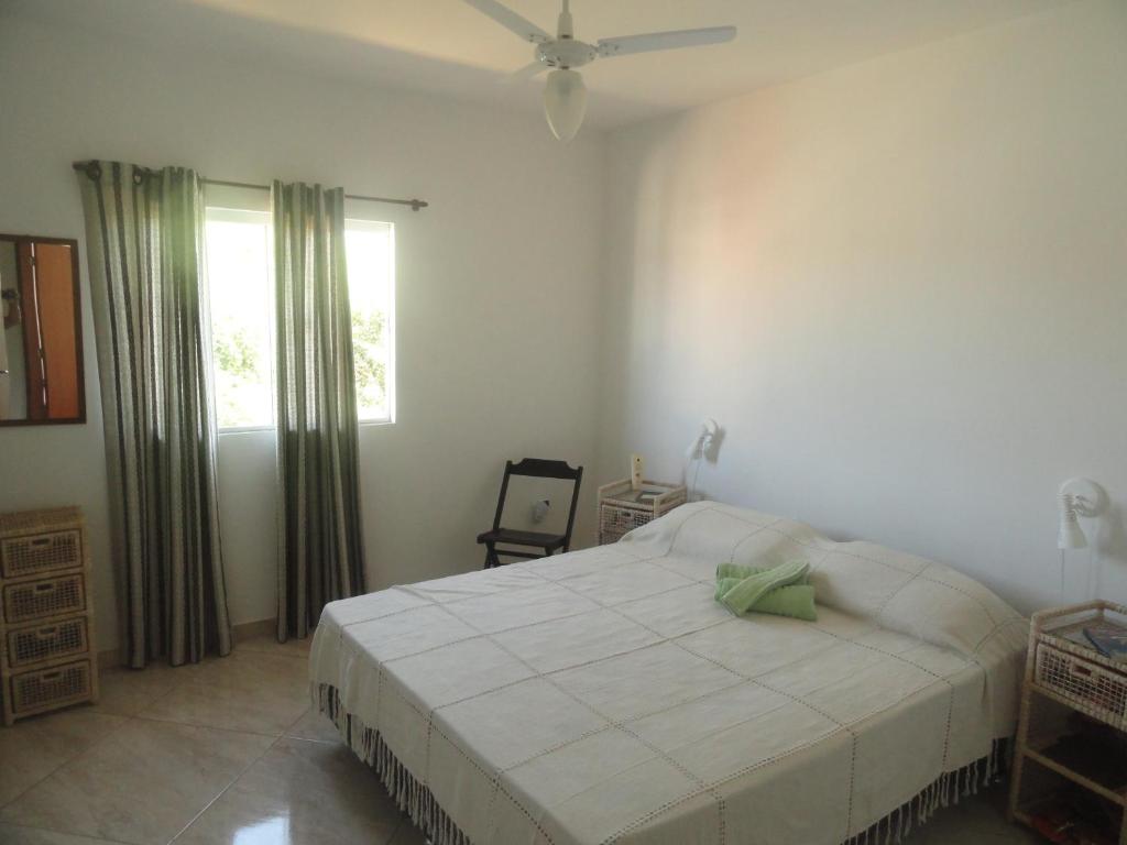 ein Schlafzimmer mit einem weißen Bett und einem Fenster in der Unterkunft LA DORITA in Búzios