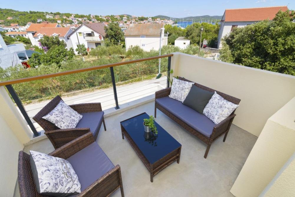 einen Balkon mit 2 Stühlen und einem Tisch mit Aussicht in der Unterkunft Apartment Dragana, Jezera, Island Murter in Jezera