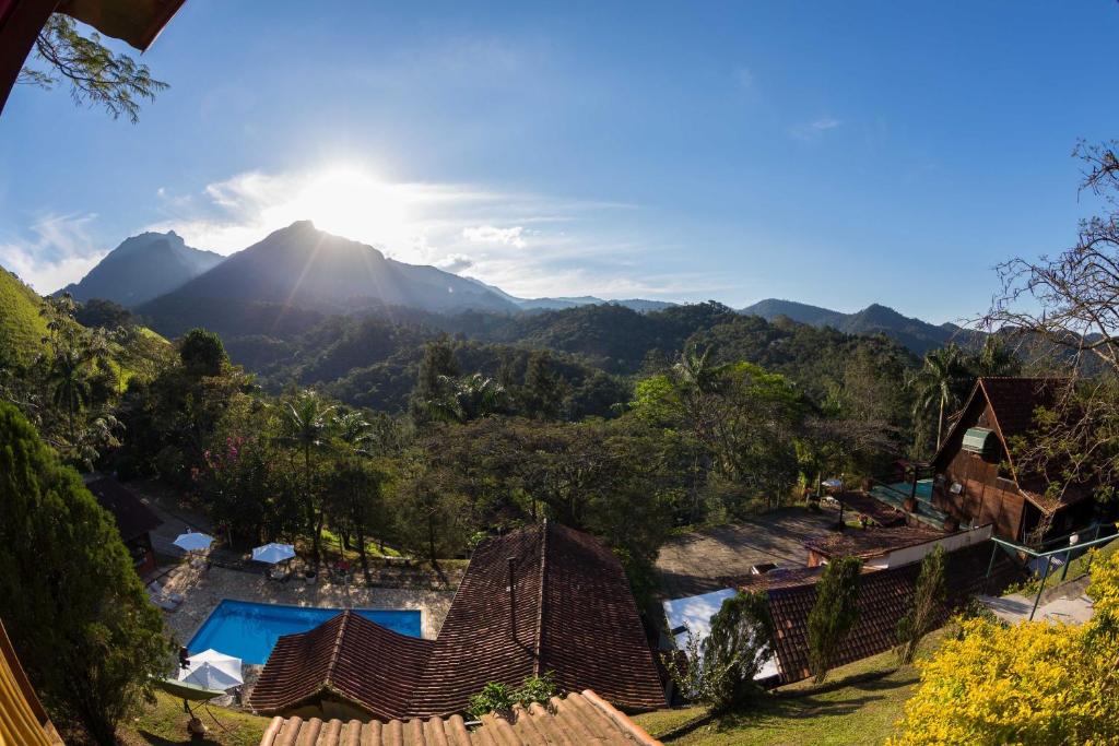 uma vista para um resort com montanhas ao fundo em Pousada Serra da Índia em Penedo
