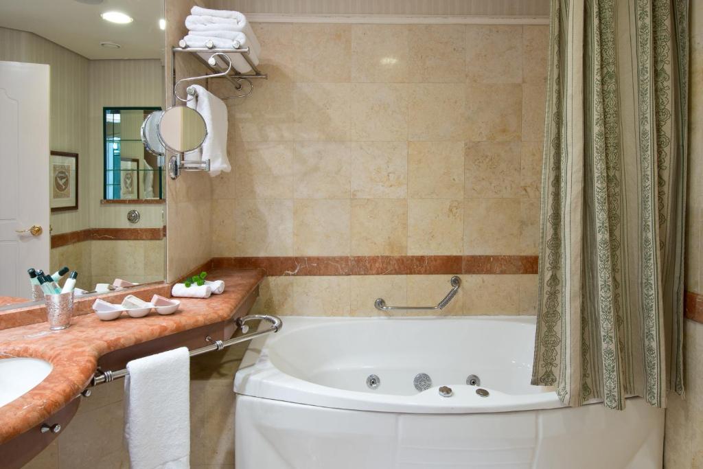 Koupelna v ubytování Herods Vitalis Spa Hotel Eilat a Premium collection by Fattal Hotels