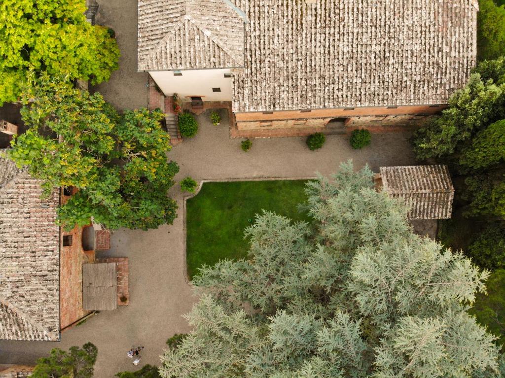 una vista aérea de un jardín con árboles y un edificio en Appartamenti Castelletto, en Sinalunga