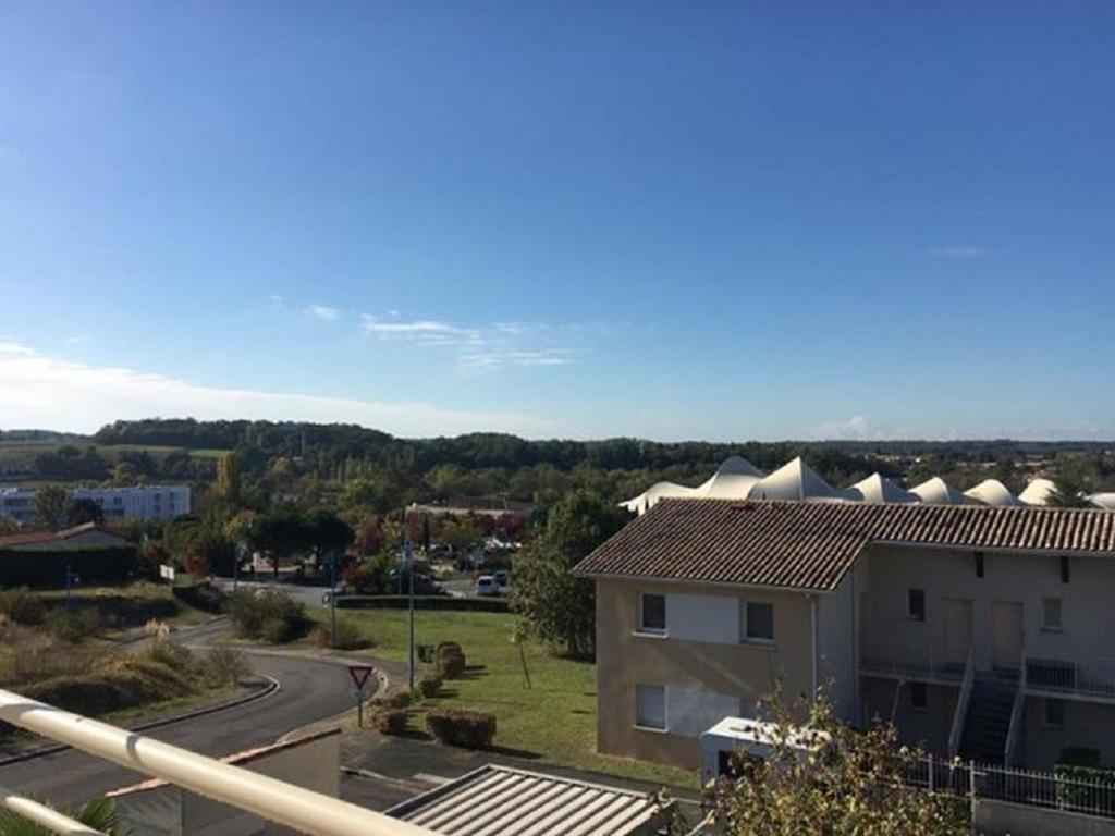 een uitzicht vanaf het balkon van een huis bij Appartement Le Moulin in Jonzac
