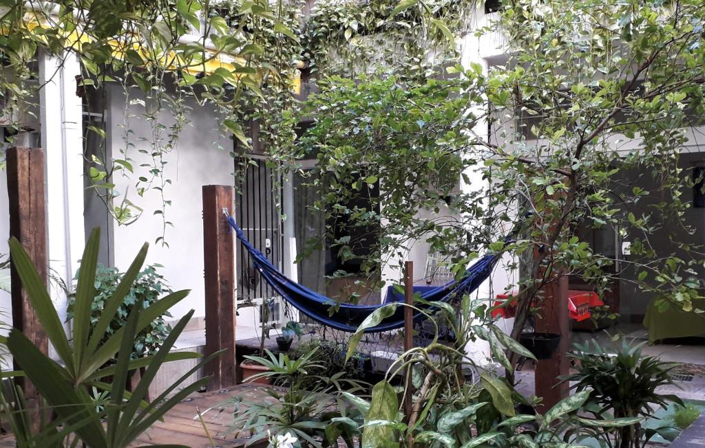 a hammock in the courtyard of a house at Pousada Ice Club in Morro de São Paulo