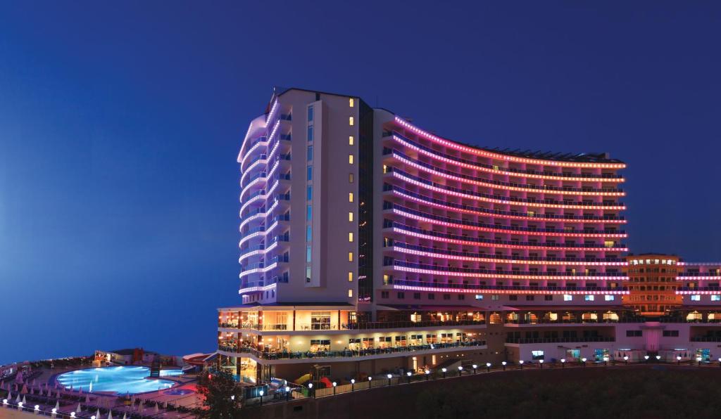 un gran edificio con luces encendidas por la noche en Diamond Hill Resort Hotel, en Alanya