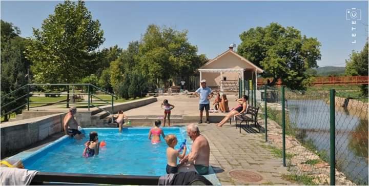 Bazén v ubytování Privatan smestaj knjazevac nebo v jeho okolí