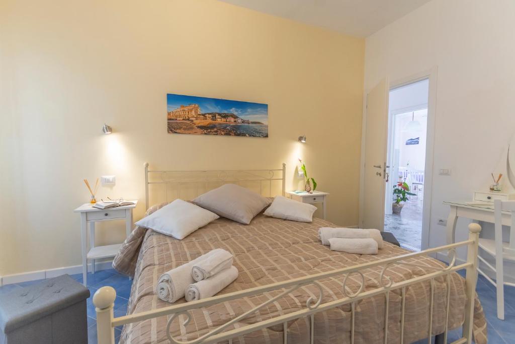 - une chambre avec un lit et 2 oreillers dans l'établissement B&B Posidonia, à Castellabate