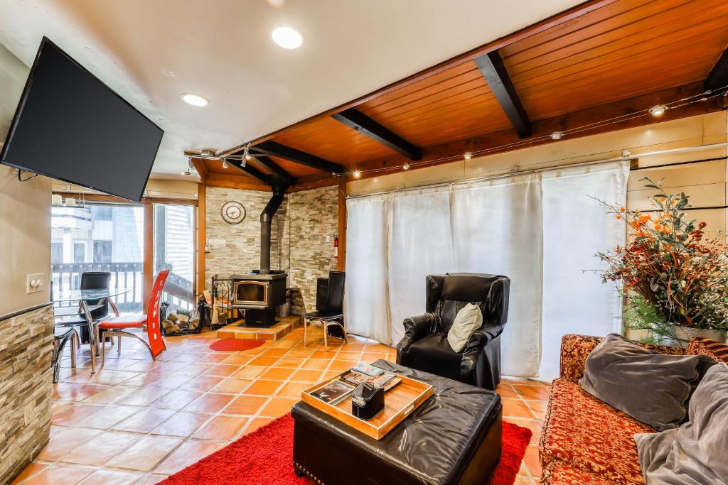 sala de estar con sofá y TV en Sierra Park Villas en Mammoth Lakes