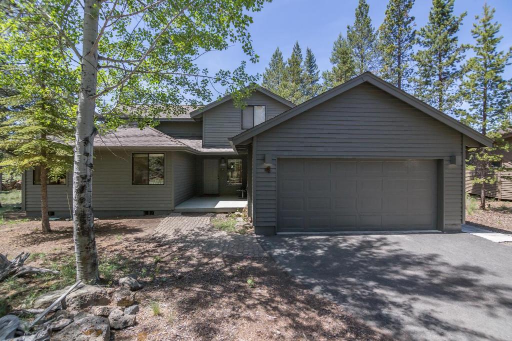 McKenzie 4-The two-level 1,868-sq-ft residence is a movie lover's dream come true. There are four TVs, four VCRs, and three DVD players. This amenity filled vacation home can accommodate up to 10 guests. - Housity