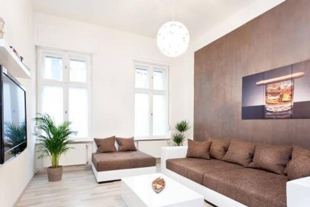 uma sala de estar com um sofá e uma televisão em The Hidden Pearl em Berlim