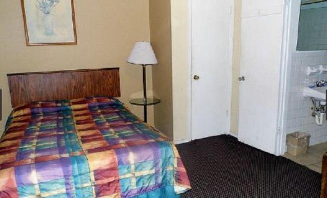 Postel nebo postele na pokoji v ubytování Interstate Motel