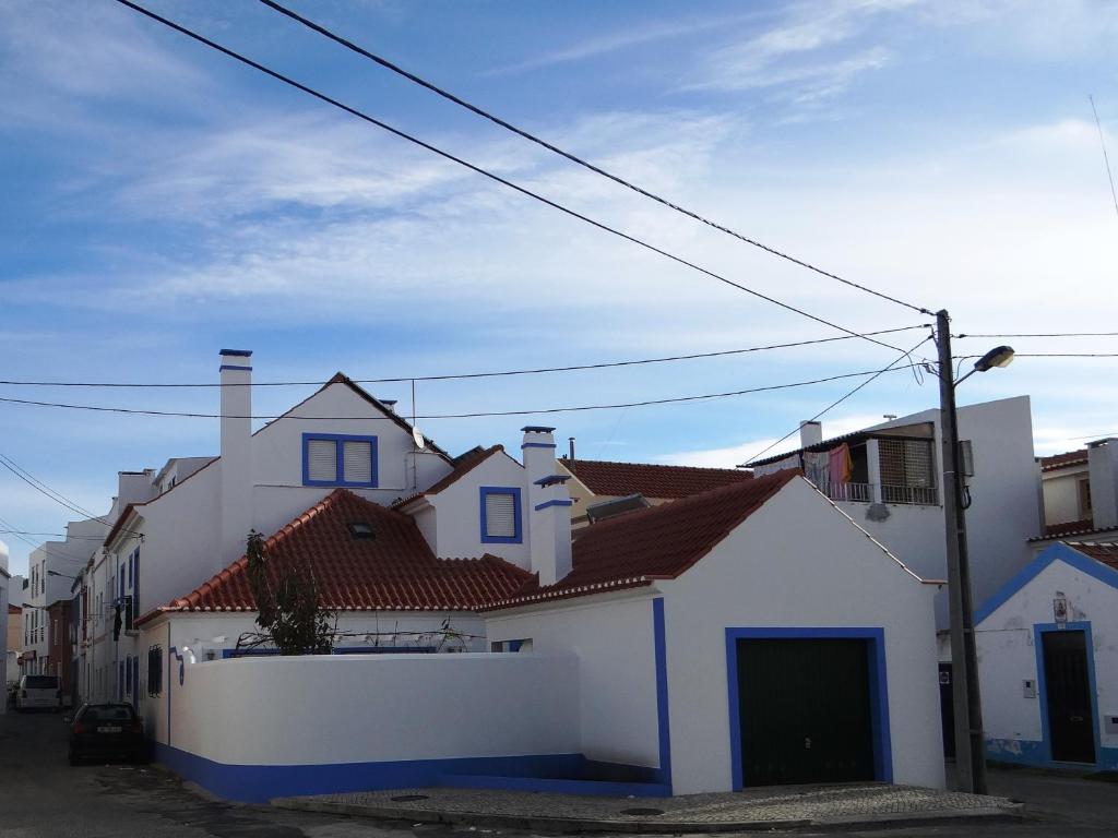 un groupe de maisons blanches aux toits rouges dans l'établissement Casa São João, à Peniche