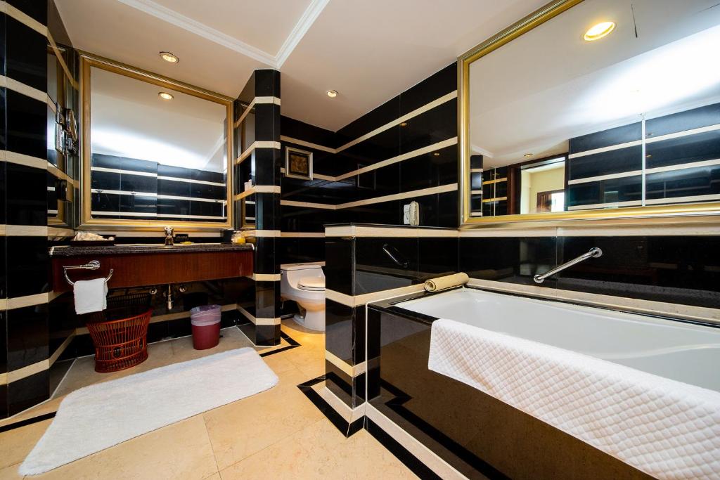 Postel nebo postele na pokoji v ubytování Grand International Hotel