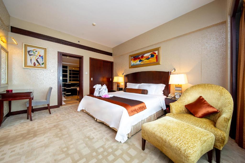 Postel nebo postele na pokoji v ubytování Grand International Hotel