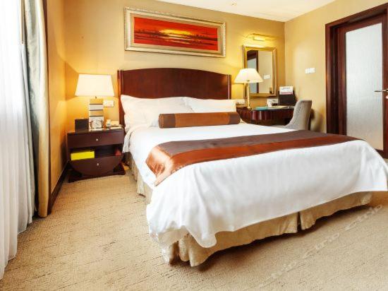 Postel nebo postele na pokoji v ubytování Grand International Hotel