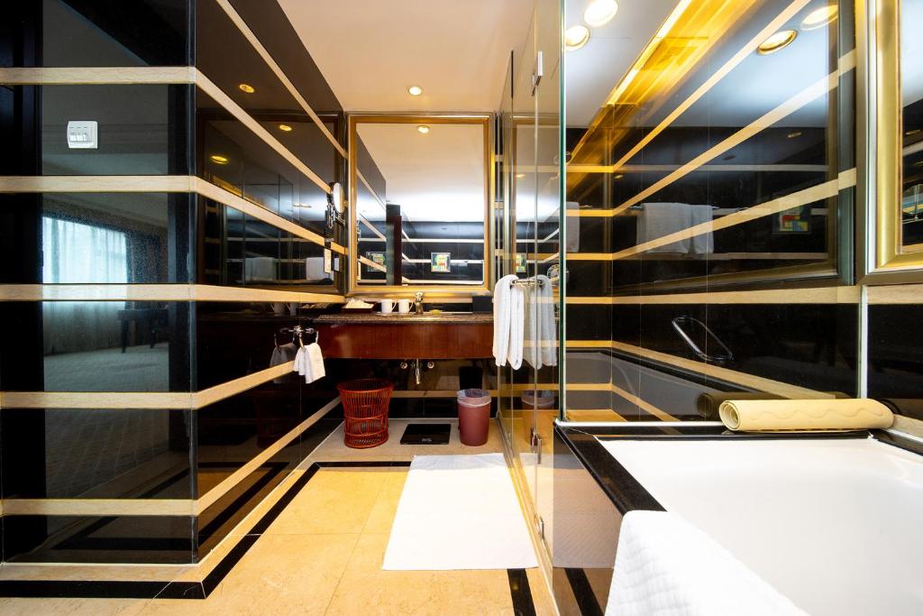 Postel nebo postele na pokoji v ubytování Grand International Hotel