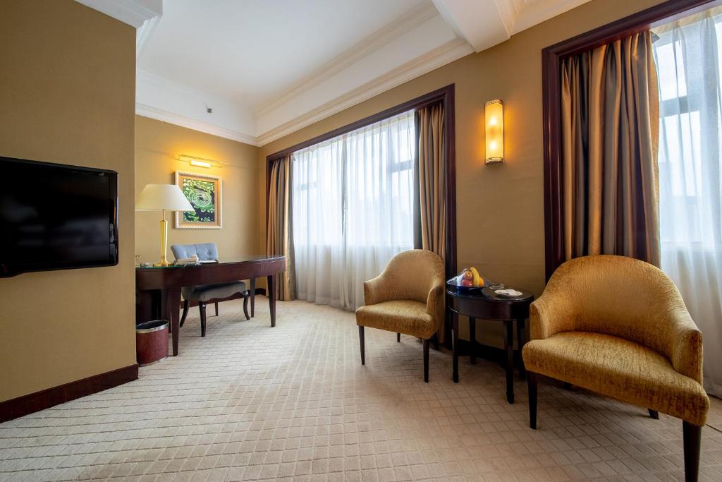 TV a/nebo společenská místnost v ubytování Grand International Hotel