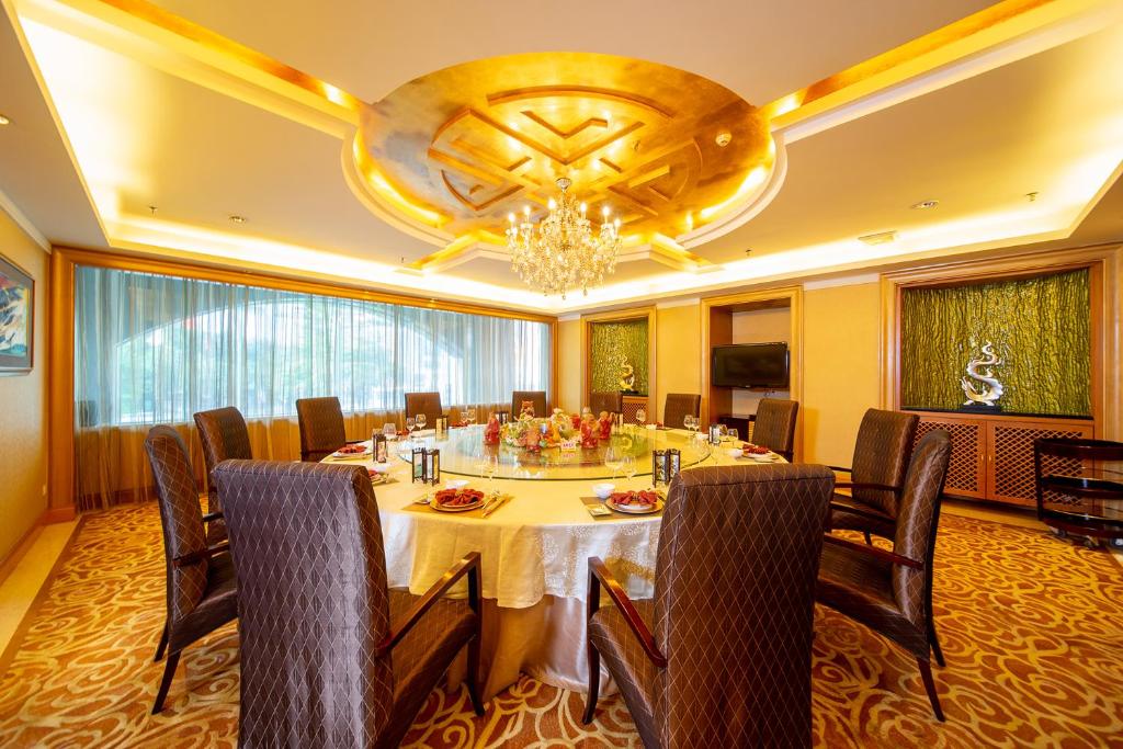 TV a/nebo společenská místnost v ubytování Grand International Hotel