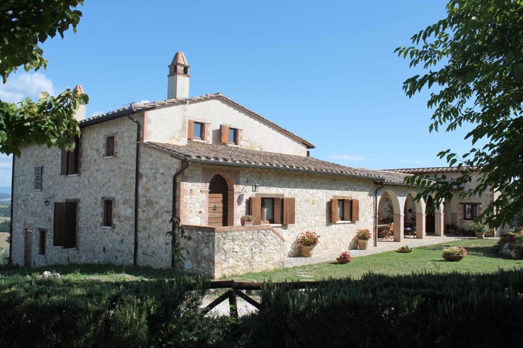 阿梅利亞的住宿－Agriturismo Poggio Della Rosa，享有农舍及其花园的外部景色