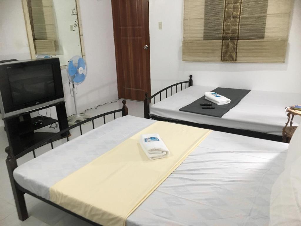 TV a/nebo společenská místnost v ubytování Silang Near Tagaytay Transient Rooms for Family