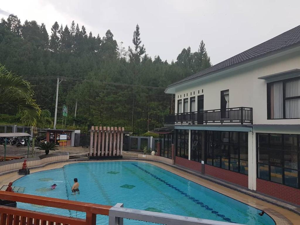 una gran piscina frente a un edificio en Hotel Sun Q Ta Guci en Tegal