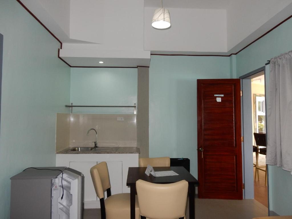 Kuchyň nebo kuchyňský kout v ubytování Oslob Seafari Resort