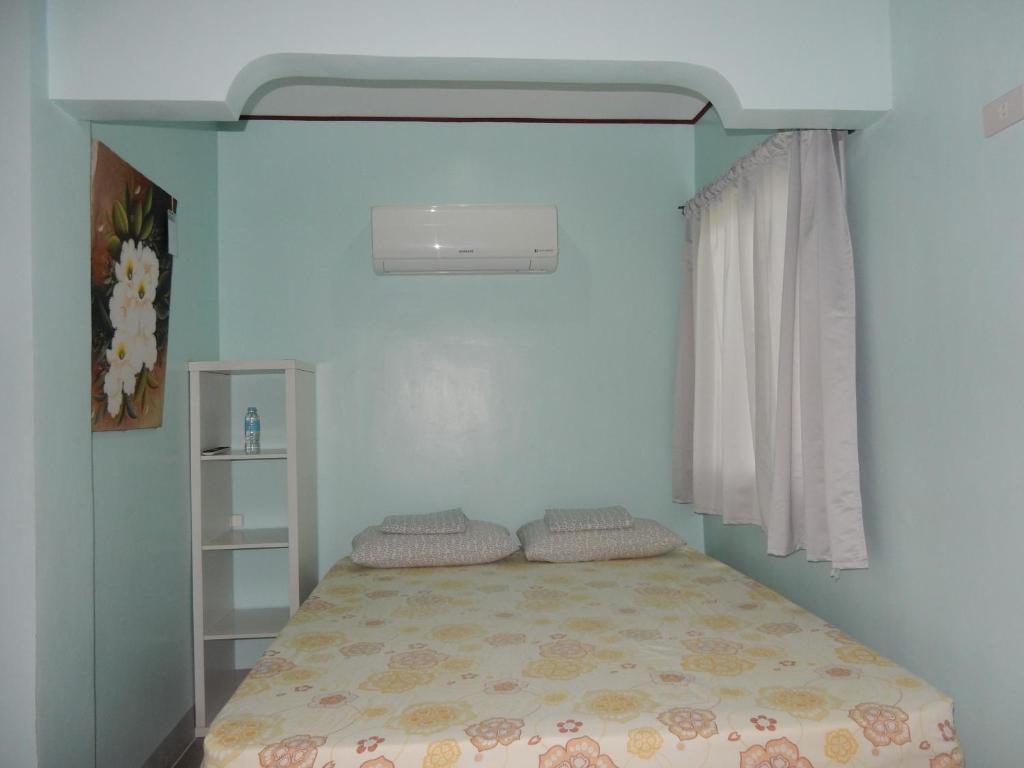 Postel nebo postele na pokoji v ubytování Oslob Seafari Resort