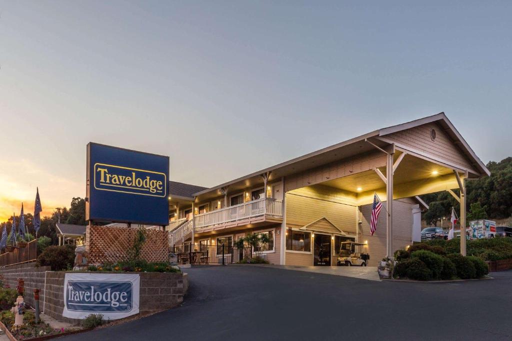 a hotel with a sign in front of a building at Travelodge by Wyndham Angels Camp CA in Angels Camp