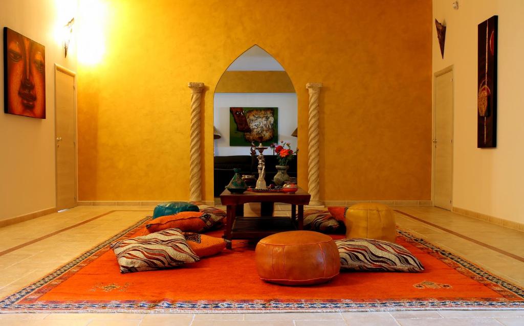 a living room with an orange rug and a table at Salenthouse in Racale