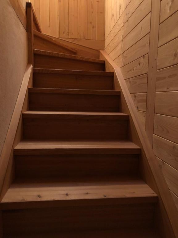 una scala in una casa con pareti e pavimenti in legno di Chalet Mountain Relax a Rhêmes-Notre-Dame