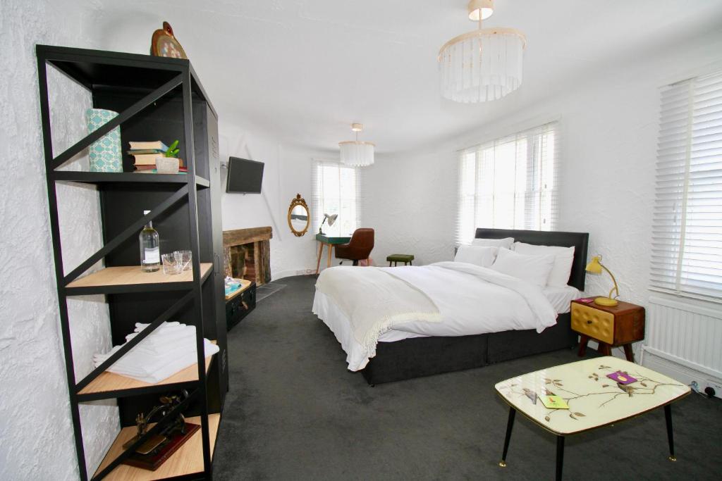 Chequers Inn في باتيل: غرفة نوم مع سرير ورف كتاب