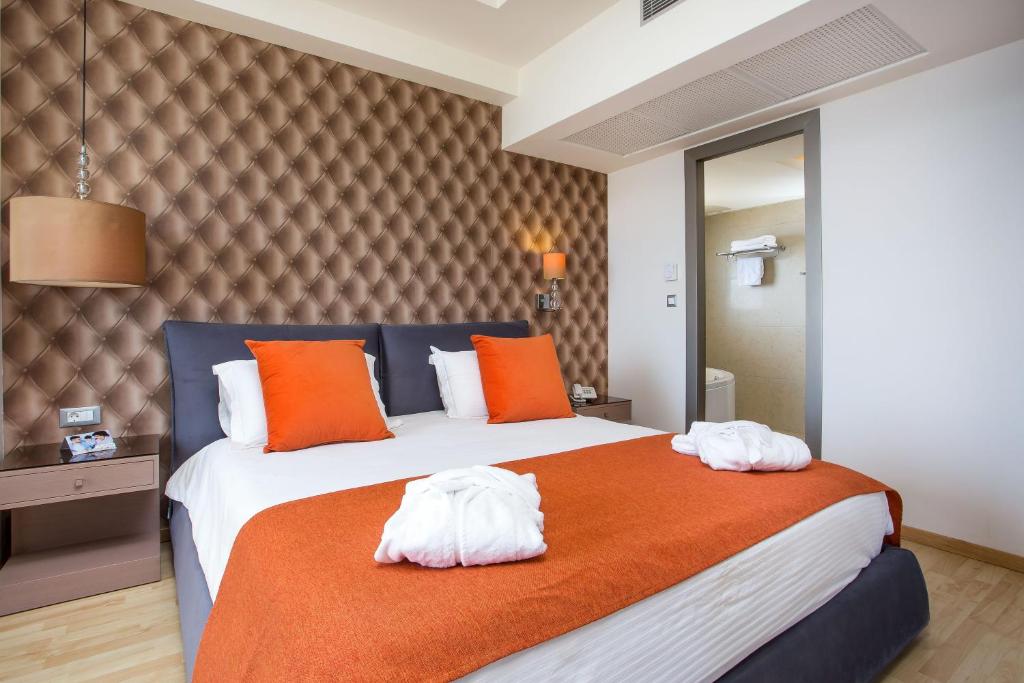 Postel nebo postele na pokoji v ubytování Pegasos Deluxe Beach Hotel