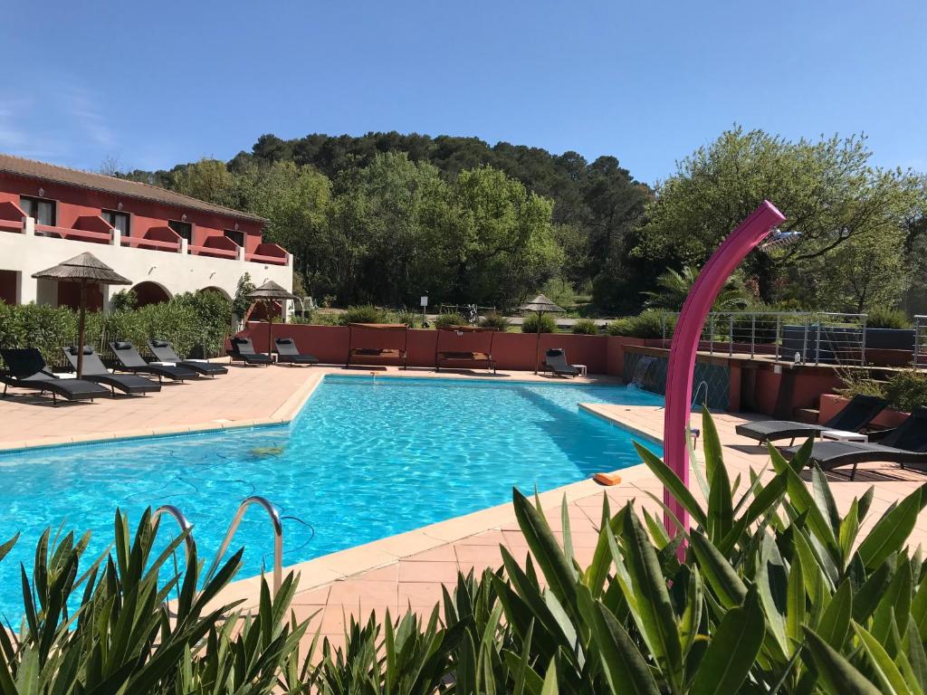 Bazén v ubytování Les Pins Blancs en Provence nebo v jeho okolí