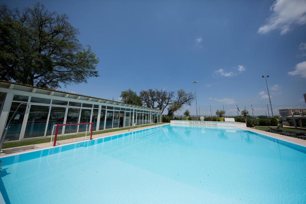 Bazén v ubytování Mancini Park Hotel nebo v jeho okolí