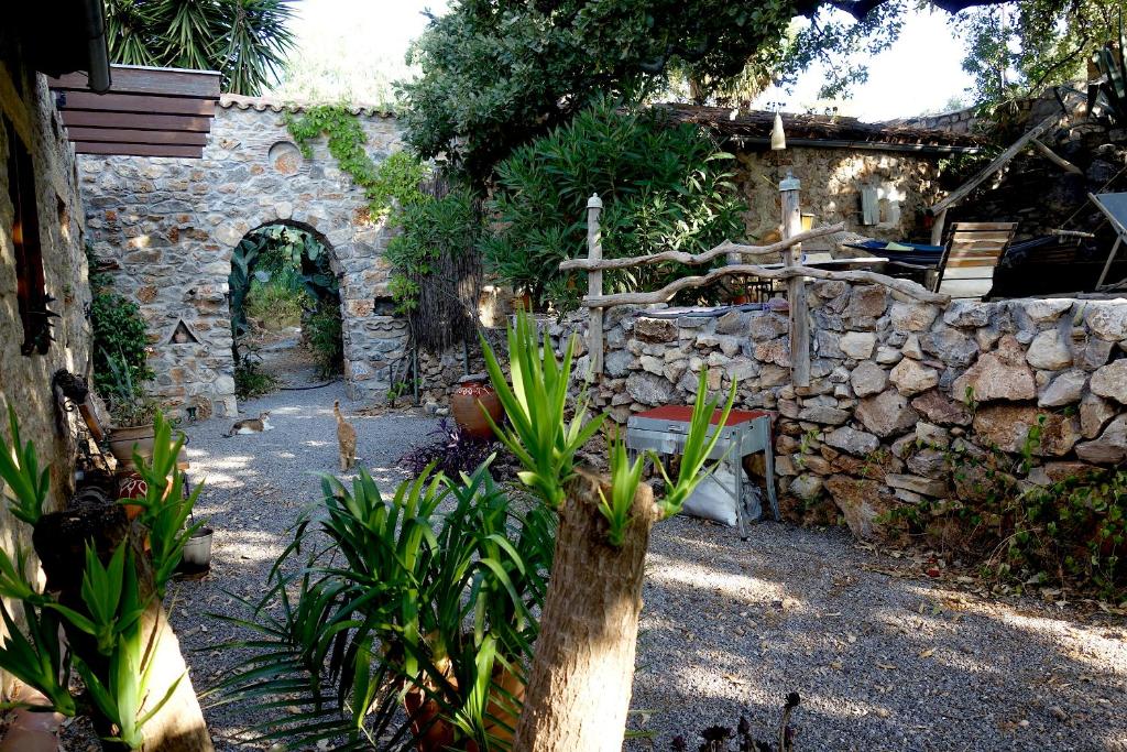 Zahrada ubytování Wellanidia Cottage Skoutari