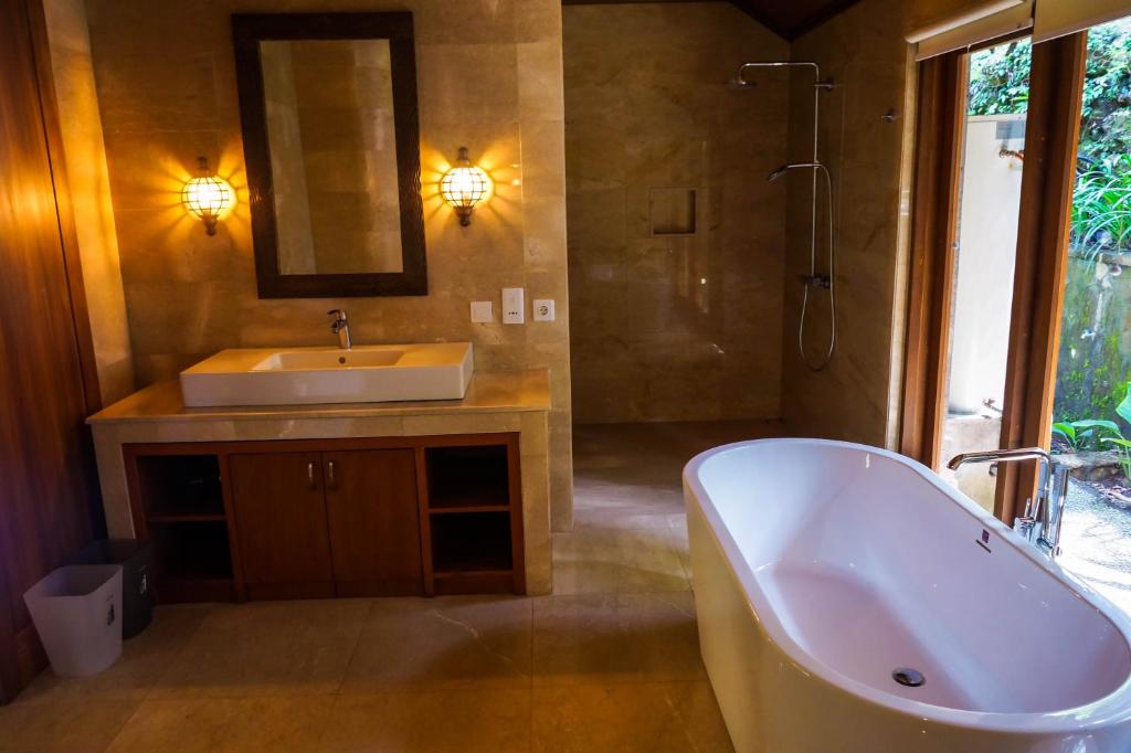 Koupelna v ubytování The Allure Ubud Villas