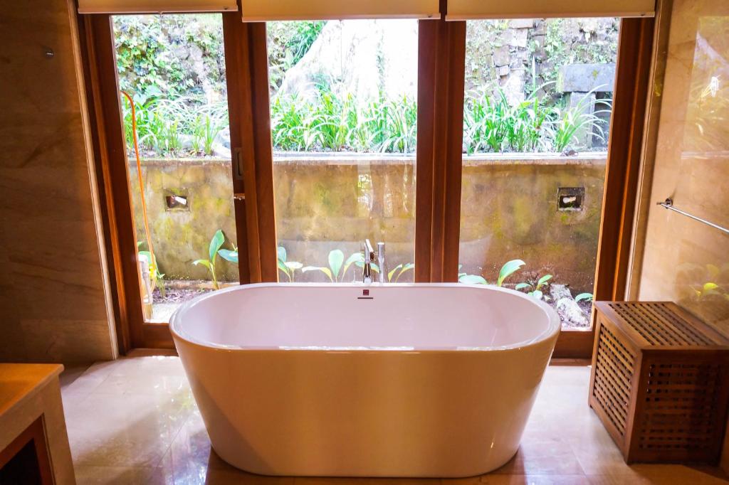 Koupelna v ubytování The Allure Ubud Villas